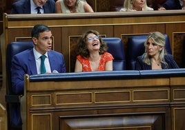 Pedro Sánchez, junto a María Jesús Montero (c) y Yolanda Díaz.