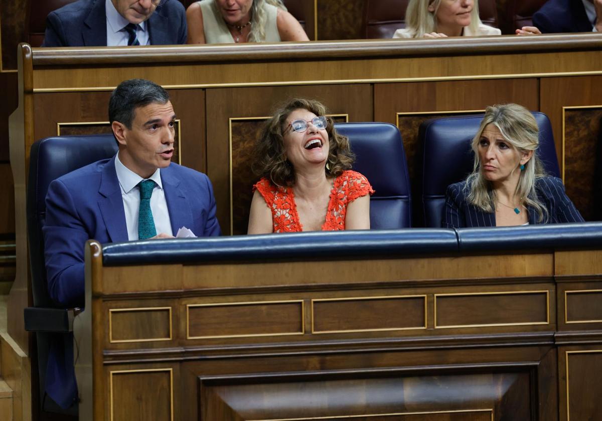 Pedro Sánchez, junto a María Jesús Montero (c) y Yolanda Díaz.