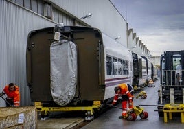 Dos operarios de la planta vasca de Talgo en Rivabellosa (Álava).