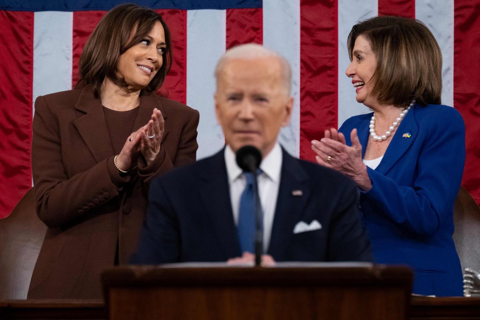 Eran otros tiempos: Nancy Pelosi sonríe a Kamala Harris mientras aplauden a Joe Biden en un acto en 2022.