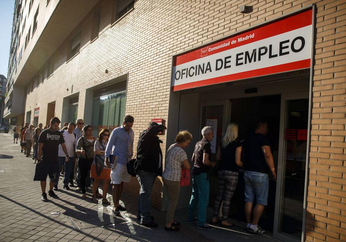 Ciudadanos en una oficina de empleo.