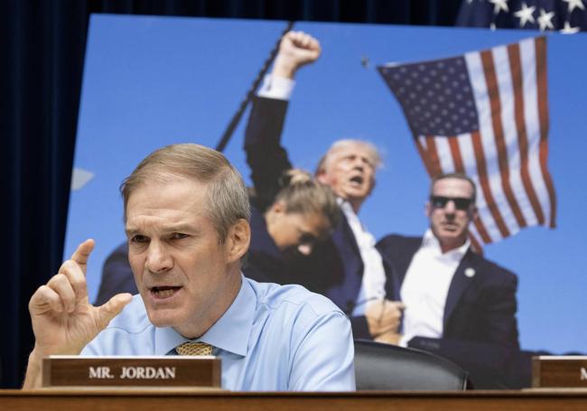 El republicano Jim Jordan interviene en la Cámara de Representantes con la icónica imagen de Trump tras el tiroteo.