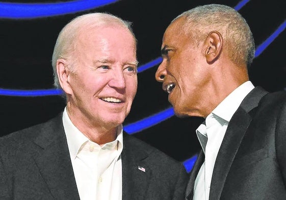 Joe Biden y Barack Obama hablan durante un evento de recaudación de fondos de Los Ángeles a mediados de junio.