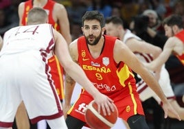 Ricky Rubio defendiendo a un jugador de Letonia en un partido con la selección en febrero.