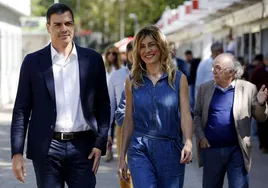 Pedro Sánchez y Begoña Gómez pasean por la Feria del Libro de Madrid