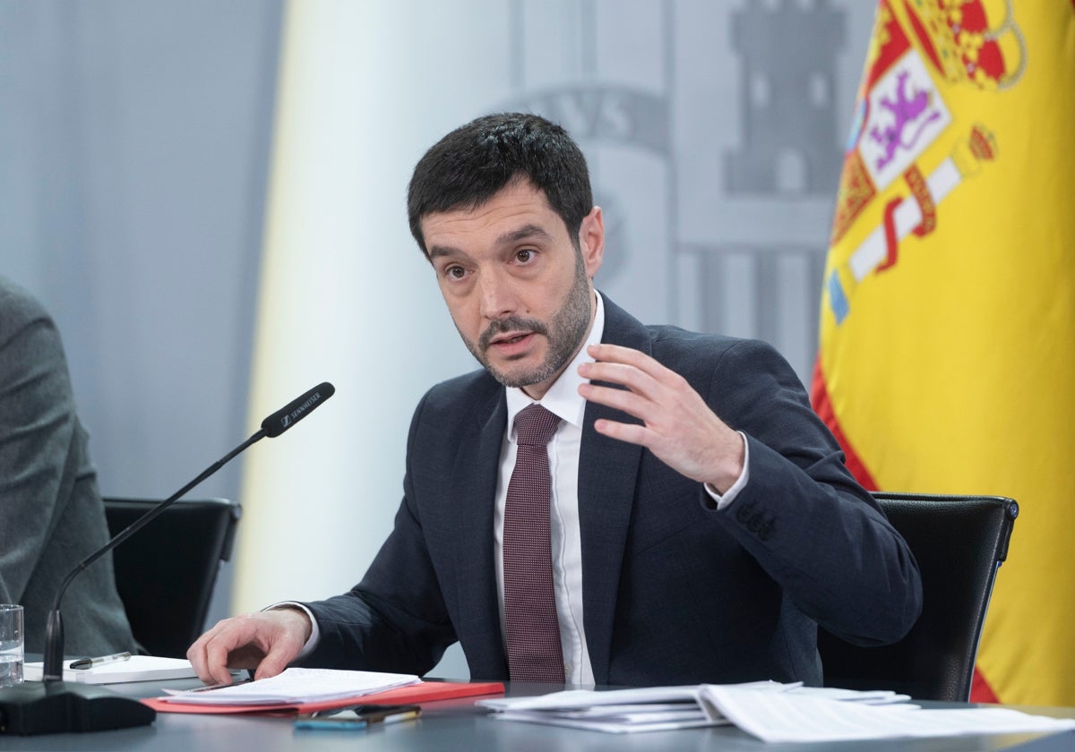 El ministro Pablo Bustinduy, durante una rueda de prensa en la Moncloa.