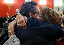 Álvaro García se funde en un abrazo con Dolores Delgado