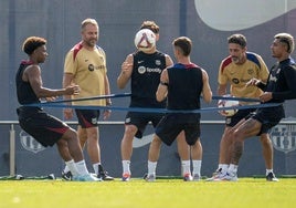 Hansi Flick supervisa un entrenamiento del Barça.