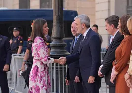 La Reina Letizia saluda al alcalde de Barcelona, Jaume Collboni.