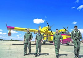 De izquierda a derecha, el comandante Gutiérrez y los capitanes Celada, Bonet y Puchol, pilotos del 43 Grupo de Fuerzas Aéreas, conocidos como 'los corsarios'.