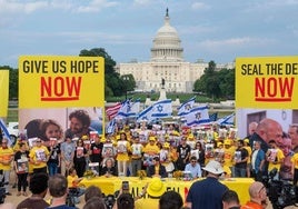 Miles de personas protestan ante el Capitolio contra la guerra en Gaza.