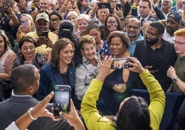 La vicepresidenta estadounidense, Kamala Harris, saluda a una multitud de partidarios durante su primer acto de campaña, en Wisconsin.