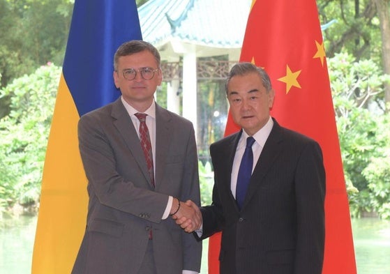 El ministro de Exteriores ucraniano, Dmitro Kuleba, durante su encuentro con su homólogo chino, Wang Yi.