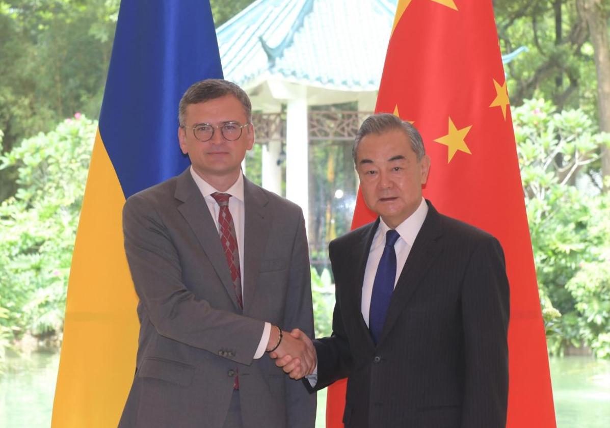 El ministro de Exteriores ucraniano, Dmitro Kuleba, durante su encuentro con su homólogo chino, Wang Yi.