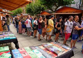 Los lectores hacen cola en la Feria del Libro de Avilés.