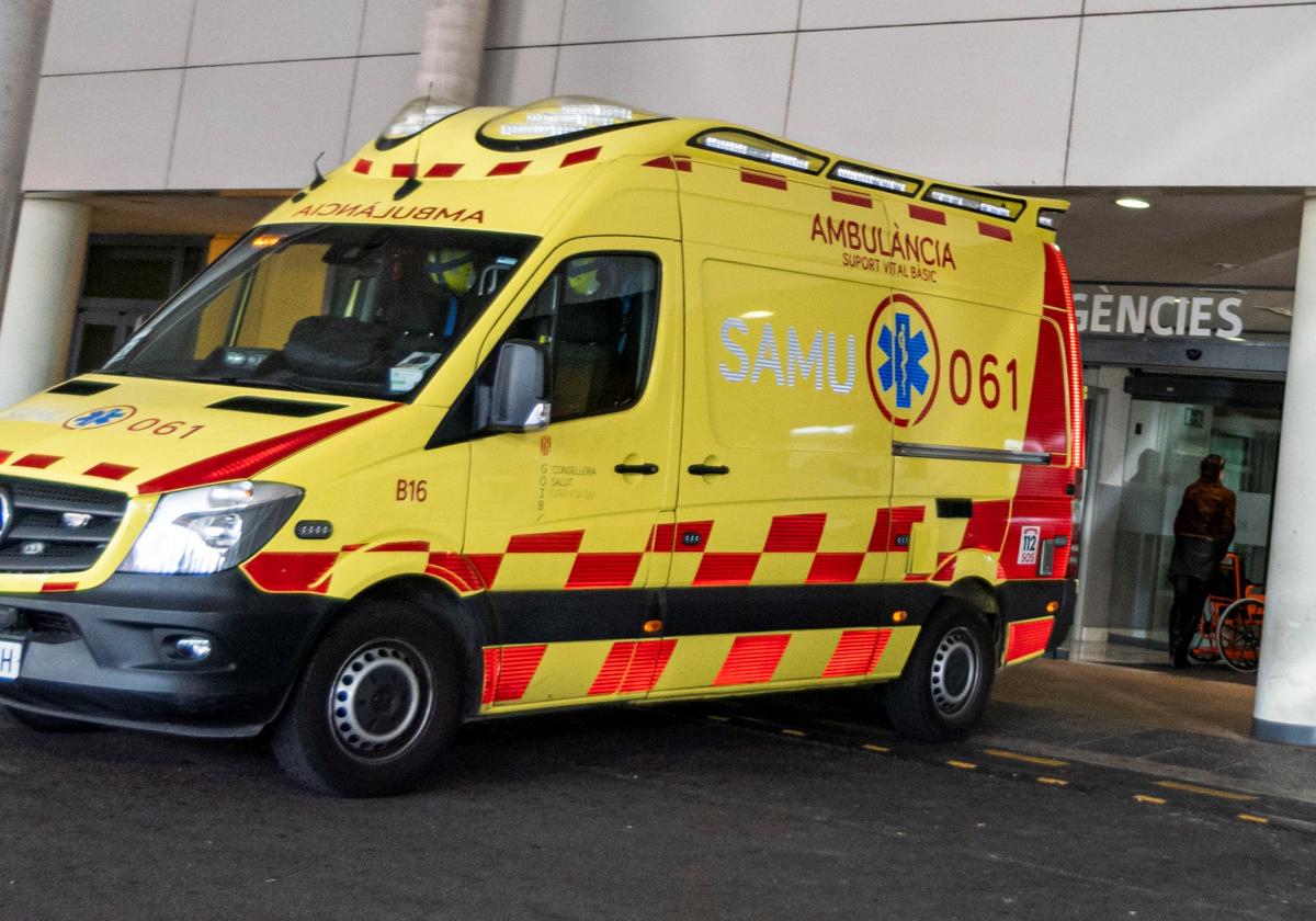 Imagen de archivo de una ambulancia en el hospital de Son Espases, en Mallorca.