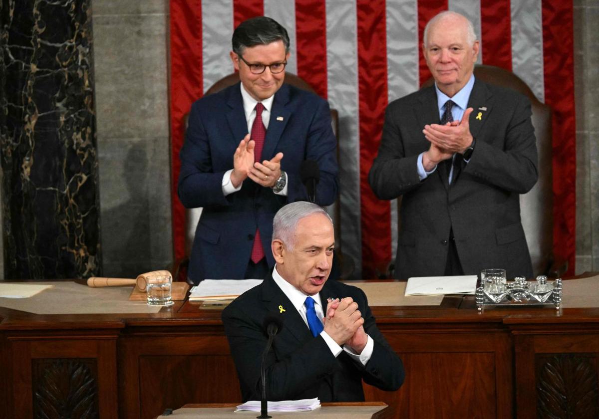 Netanyahu agradece los aplausos con los que fue recibido en el Capitolio.