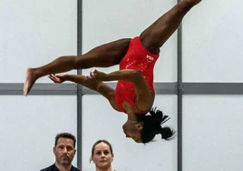 La gimnasta Simone Biles se ejercita para preparar su participación en los Juegos de París.