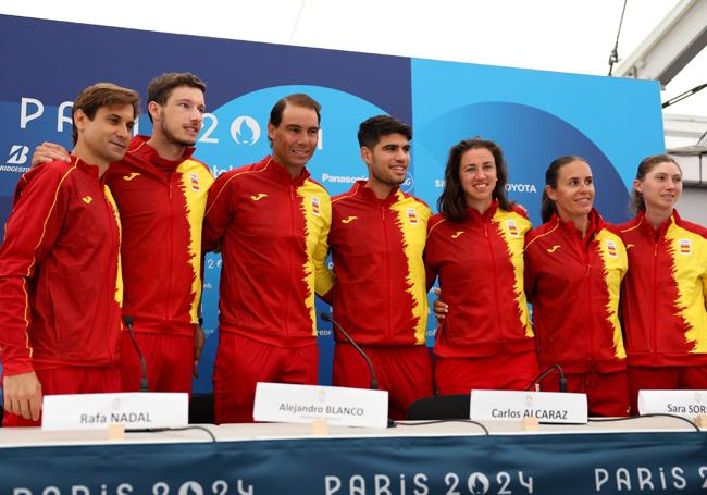 Los integrantes del equipo olímpico español de tenis David Ferrer, Pablo Carreño, Rafa Nadal, Carlos Alcaraz, Sara Sorribes, Anabel Medina y Cristina Bucsa.