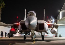 Uno de los aviones de combate utilizados en el ataque a Irán antes de despegar.