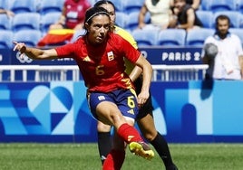 Aitana Bonmatí golpea el balón durante el partido ante Alemania.