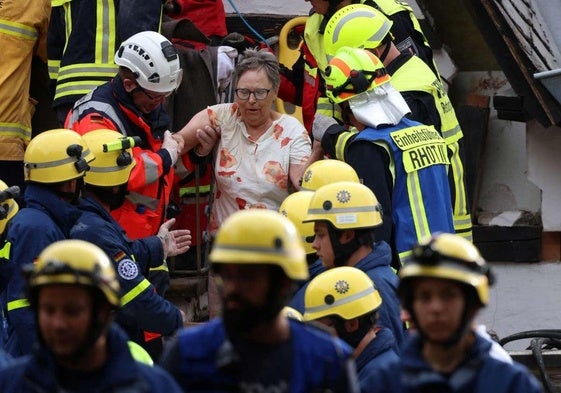 Al menos un muerto y ocho personas atrapadas tras el derrumbe parcial de un hotel en Alemania