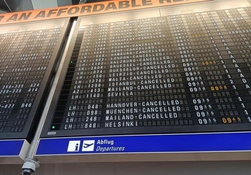 El aeropuerto de Fráncfort suspende 140 vuelos al pegar sus manos al asfalto de las pistas un grupo ecologista