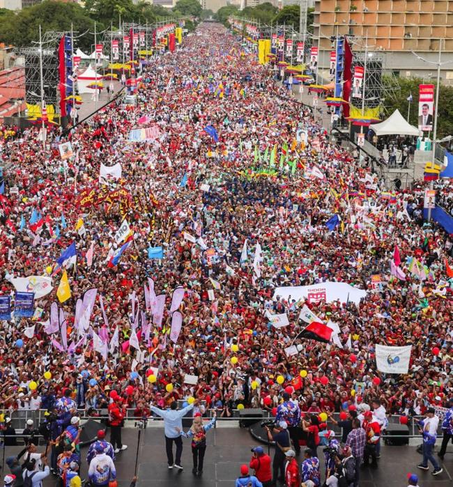 Maduro saluda a la multitud congregada en el centro de la capital.