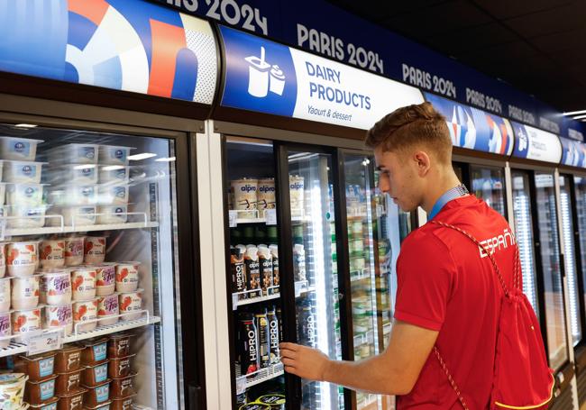 Un deportista español compra un refresco.