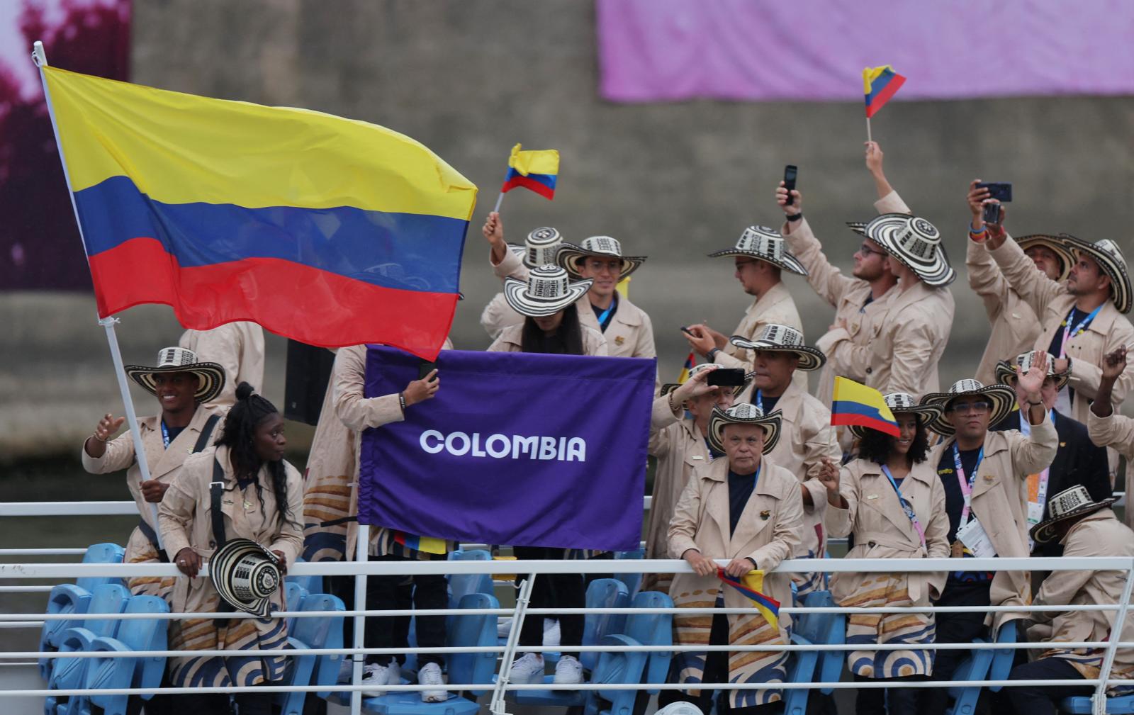 Atletas de Colombia en el río Sena.