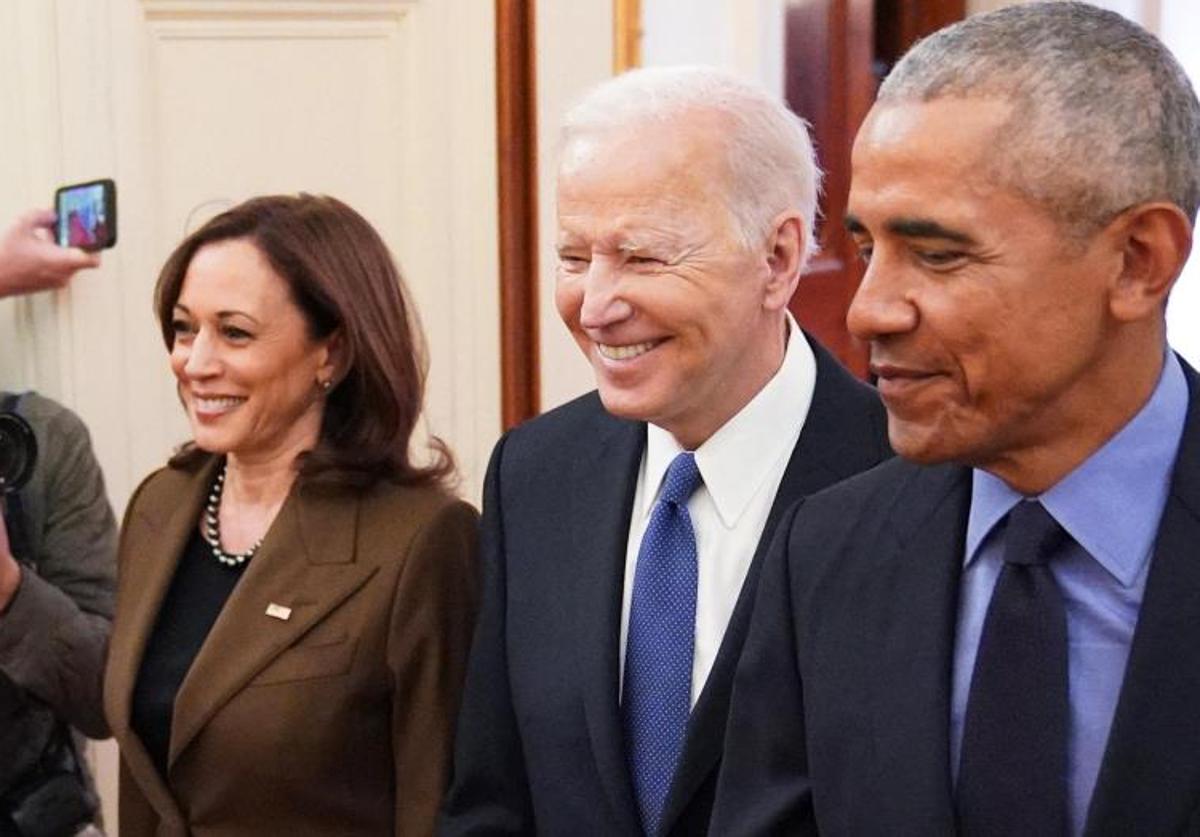 Kamala Harris, junto a Joe Biden y Barack Obama, en un acto oficial.