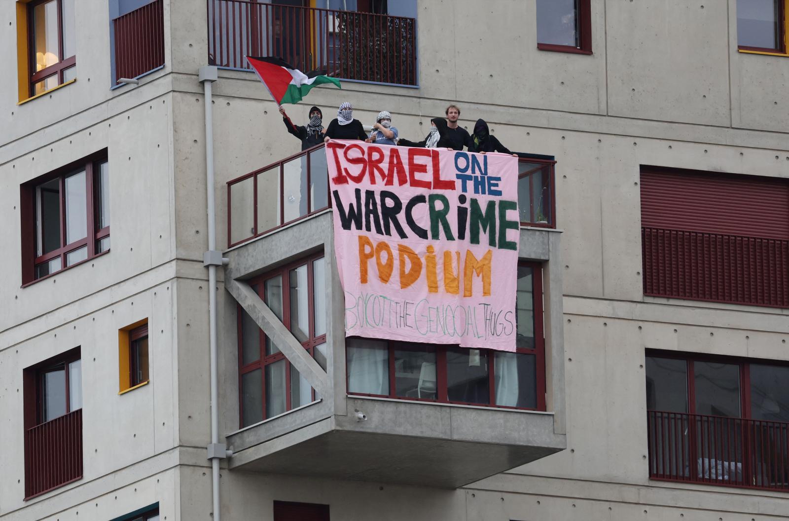 Una bandera y una pancarta en apoyo de Palestina en la ceremonia de los JJOO.