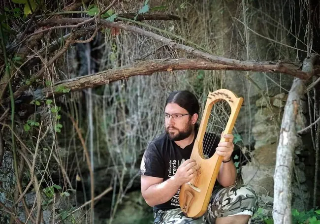 Pablo meditasyon yapıyor ve doğada oynarken çevreyle özel bir bağ hissettiğini söylüyor.