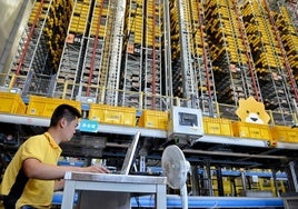 Un trabajador en un centro chino de logística para compras 'online'.