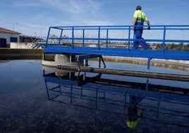 Operario en una instalación de Aqualia.