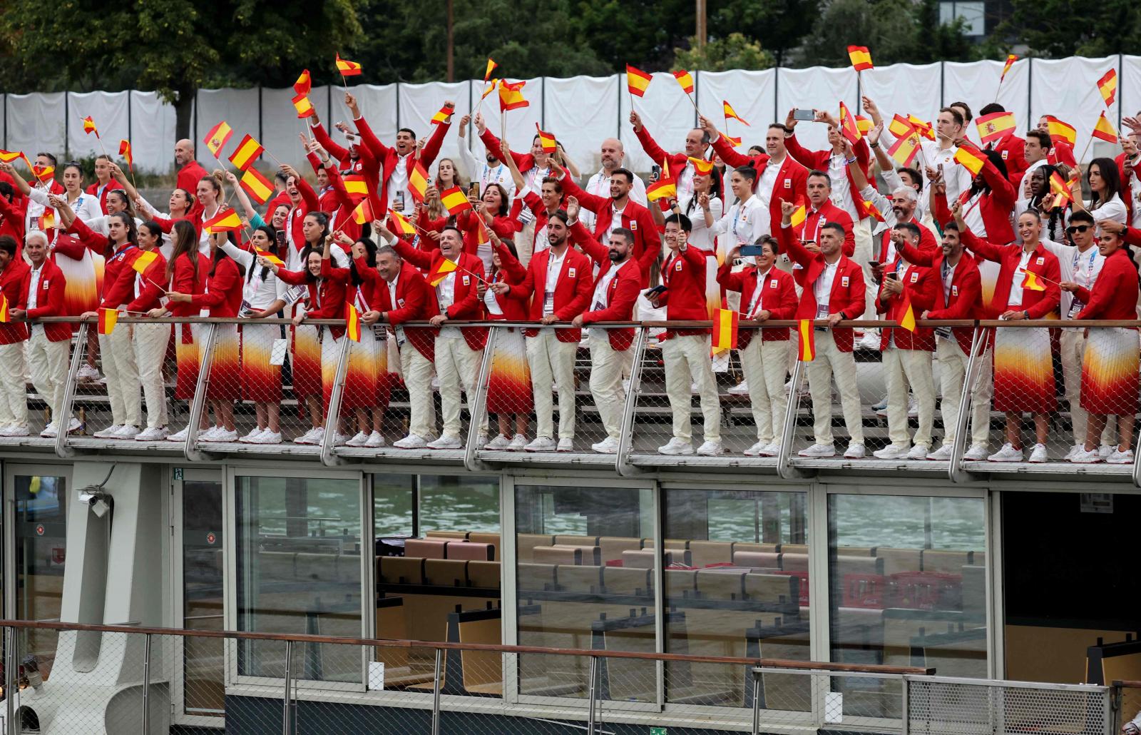 Los atletas españoles con las banderas.