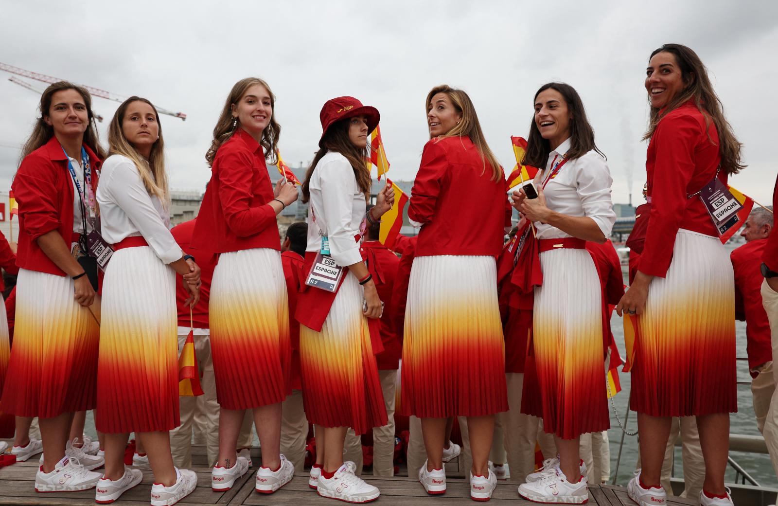 Atletas españolas con el traje oficial de estos juegos olímpicos.