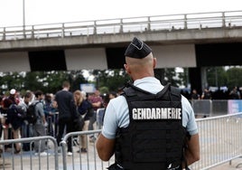 Desalojan un aeropuerto francés por un falso aviso de bomba horas después de un sabotaje a la red ferroviaria