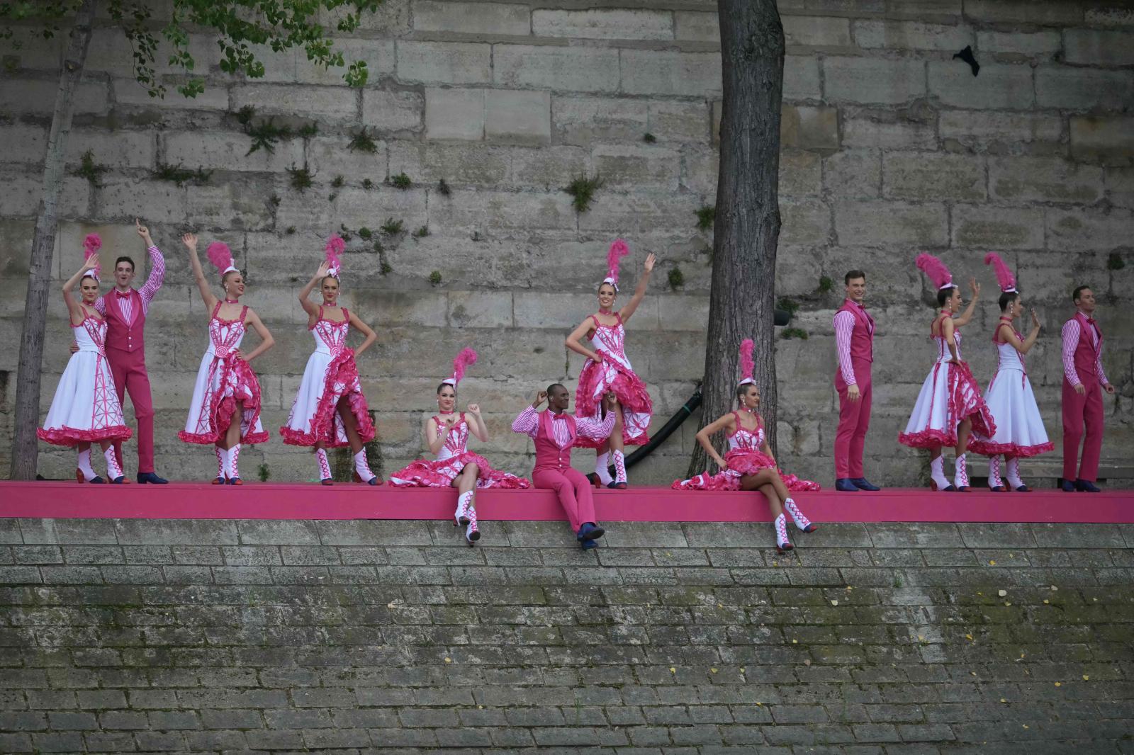 Bailarines interpretando coreografías de Cancán francés como parte de uno de los doce cuadros artísticos.