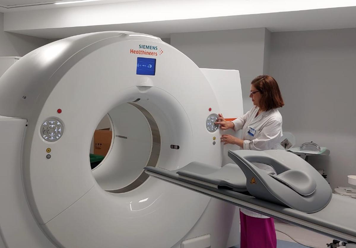 María Nieves Cabrera, jefa de la Unidad de Teragnosis del hospital San Carlos de Madrid, junto a un tomógrafo PET-TAC.