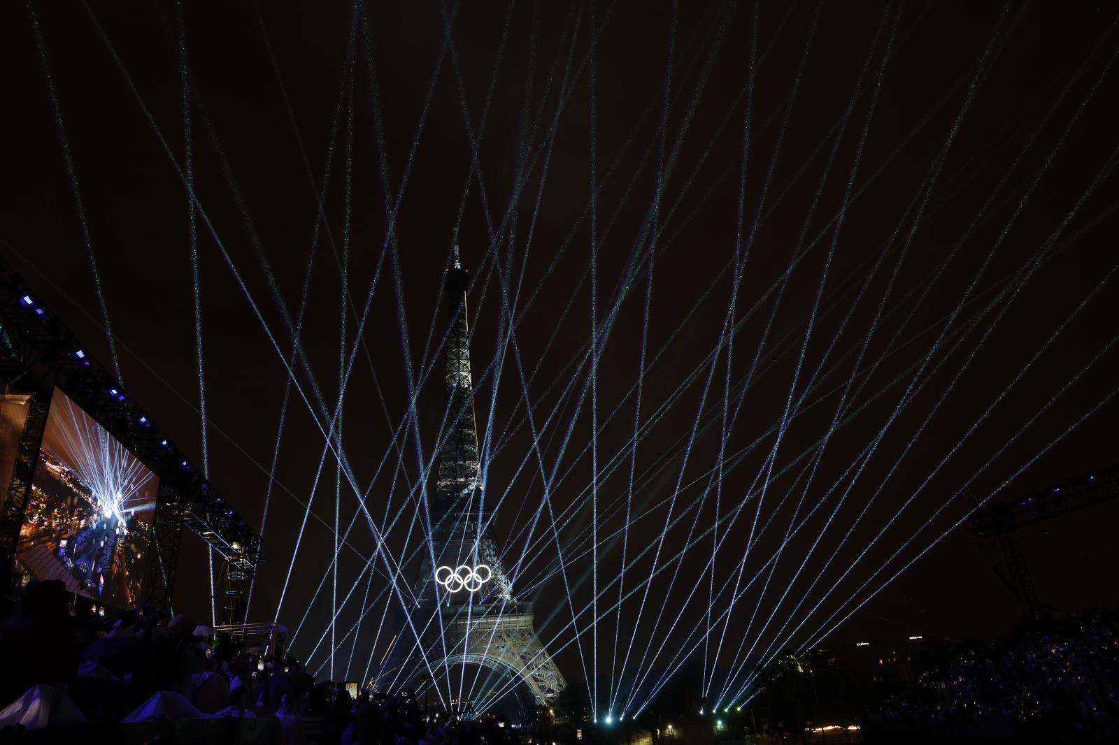 La Torre Eiffel iluminada tras la apertura de los Juegos Olímpicos.