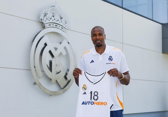 Serge Ibaka con la camiseta del Real Madrid después de firmar su nuevo contrato