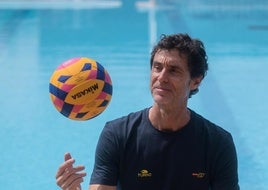 Miki Oca, entrenador de la selección femenina de waterpolo.