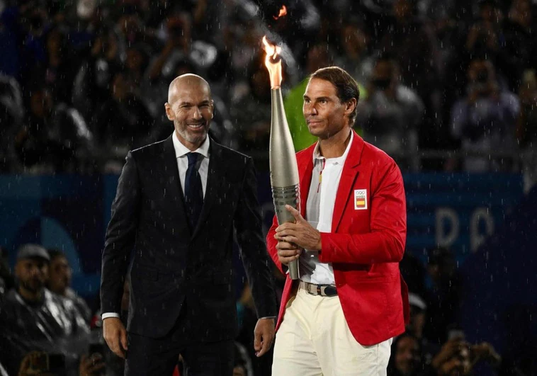 Rafa Nadal recibió la llama olímpica de manos de Zinedine Zidane.