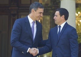 Pedro Sánchez saluda al lehendakari, Imanol Pradales, durante su visita al Palacio de Ajuria Enea, en Vitoria.