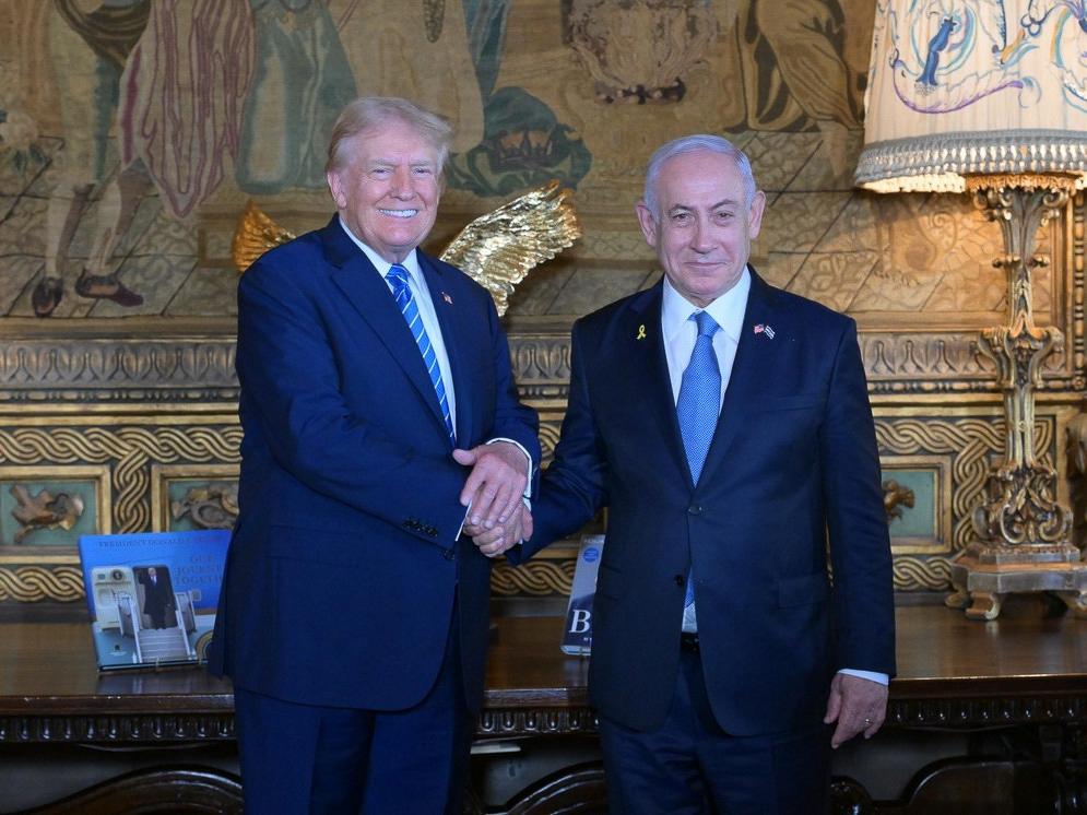 Trump y Netanyahu se estrechan la mano durante su encuentro de este viernes en Mar a Lago, Florida.