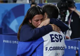 Fran Garrigós, felicitado tras ganar la medalla de bronce.