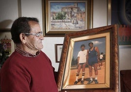 Mariano Haro en su casa de Becerril de Campos mira una foto con el entonces Príncipe Felipe, en 1982, ya que fue su instructor en un campamento de atletismo en Palma de Mallorca.