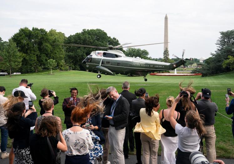 El helicóptero presidencial despega de los jardines de la Casa Blanca entre gran expectación.