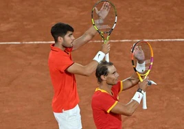 Rafa Nadal y Carlos Alcaraz aplauden al público tras su victorioso estreno en el dobles.